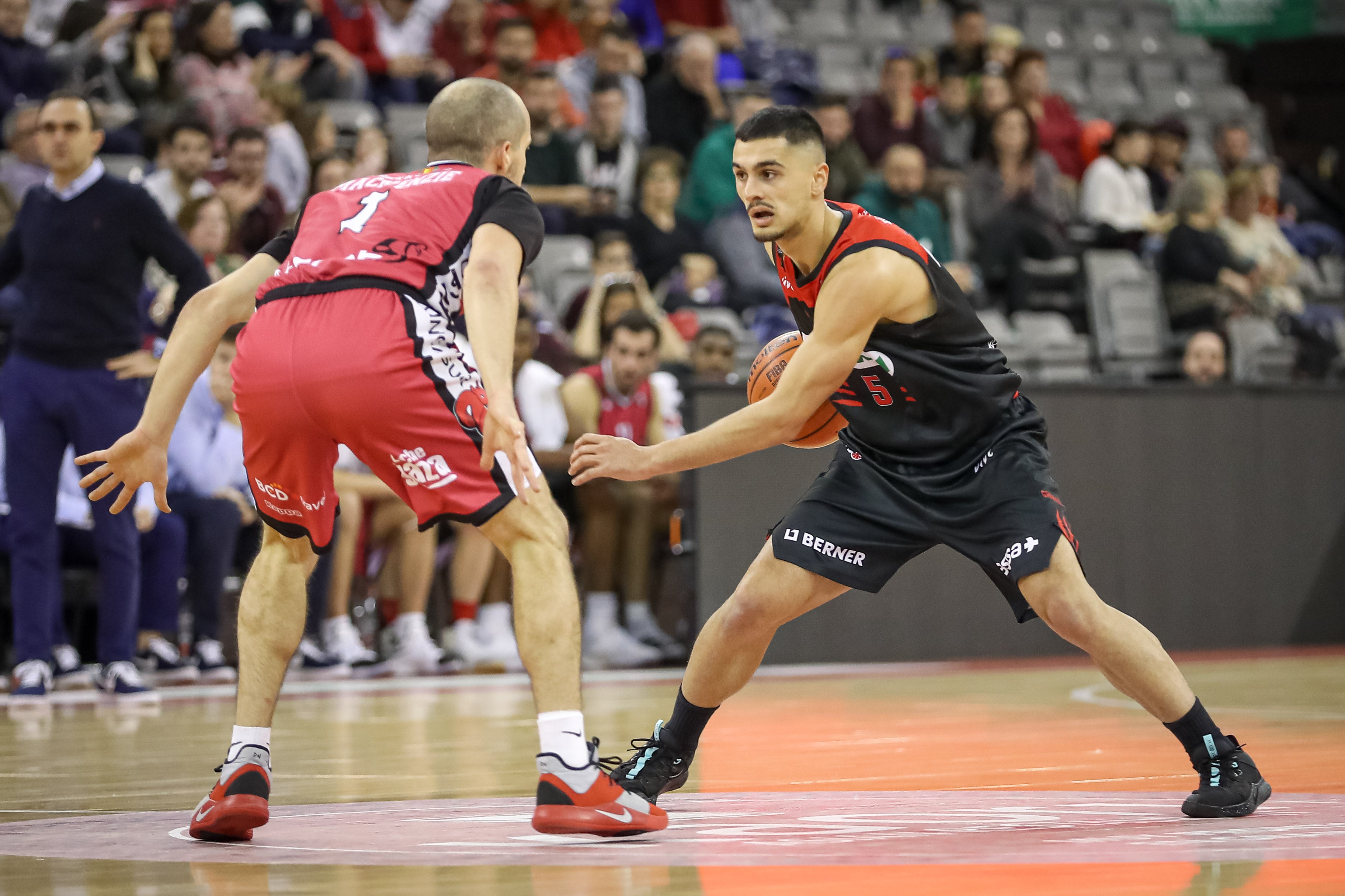Carlos Corts durante el encuentro ante Valladolid en el Palacio. 