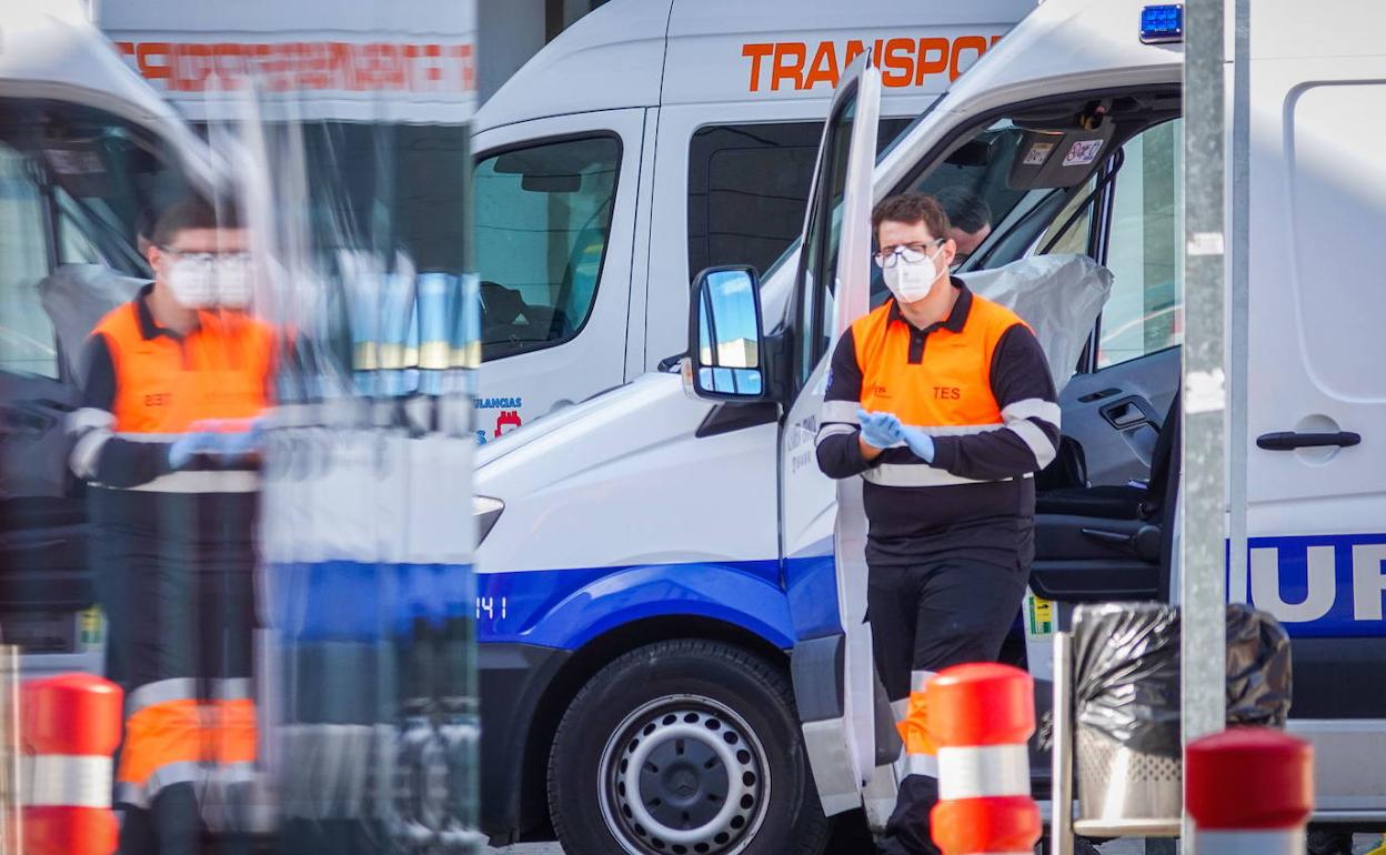 Un trabajador llega a las urgencias del hospital del PTS en el mes de abril. 