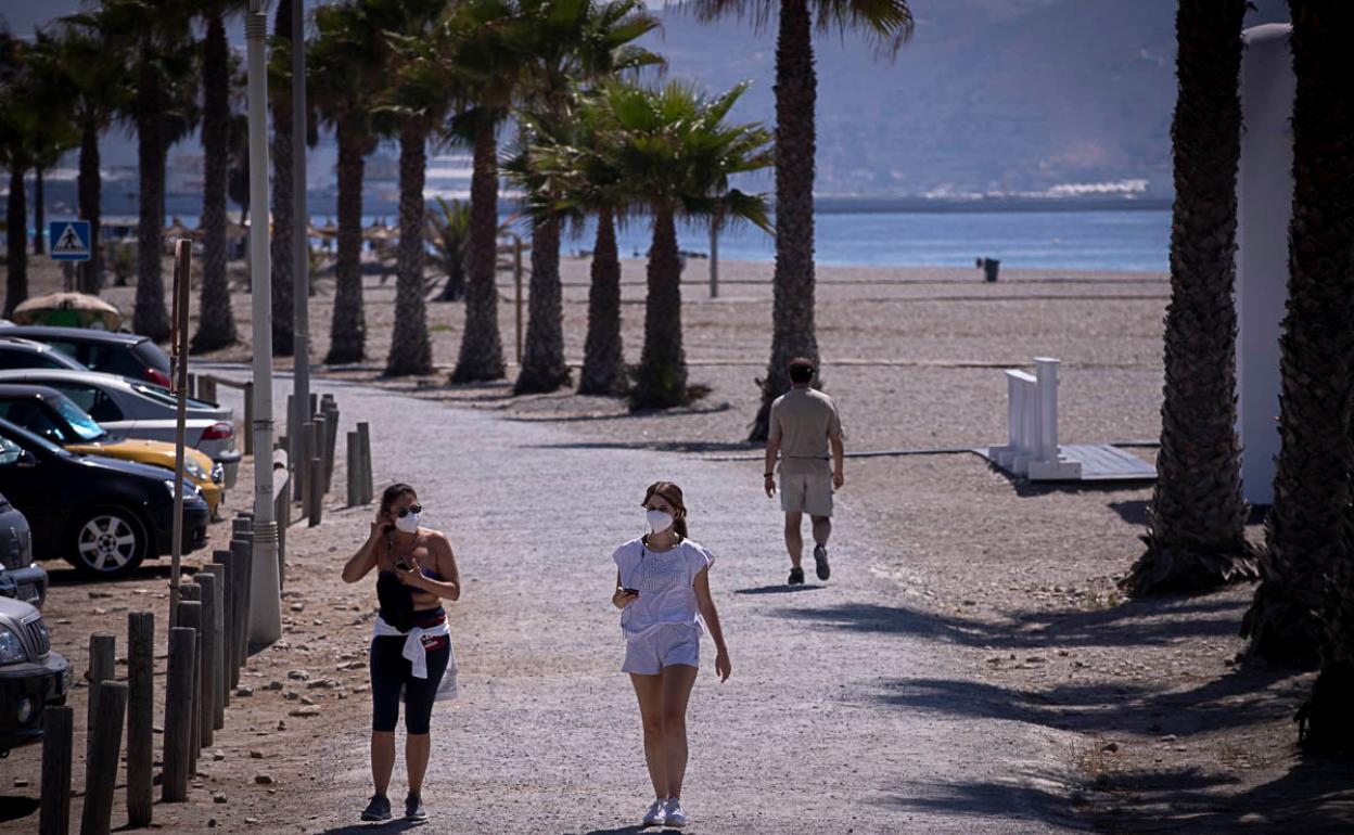 ¿En qué lugares es más probable contagiarse de coronavirus? ¿Es más segura la playa, la piscina o una terraza?