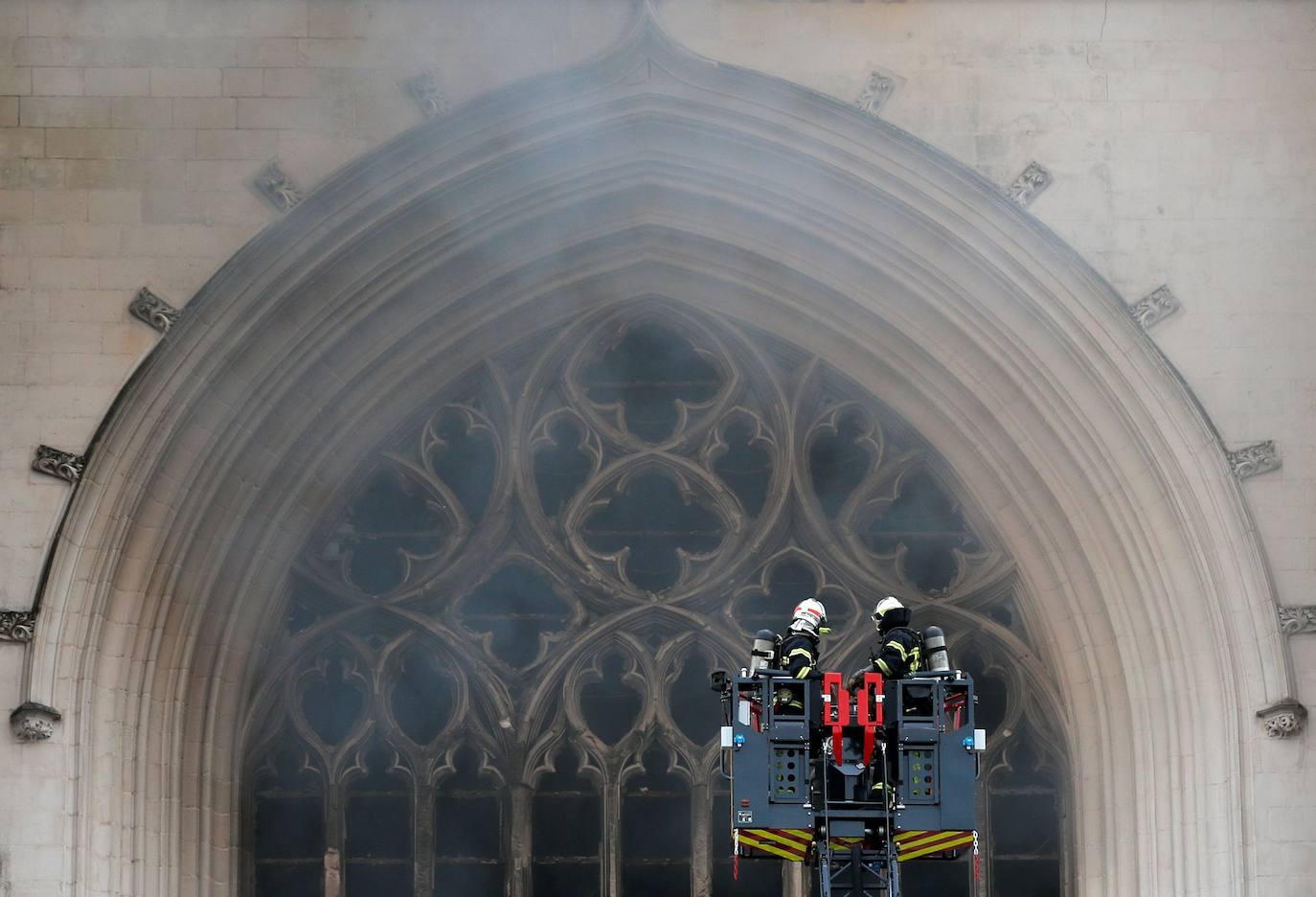 Decenas de bomberos trabajan para tratar de extinguir el fuego en la catedral de San Pedro y San Pablo, construida en el siglo XV