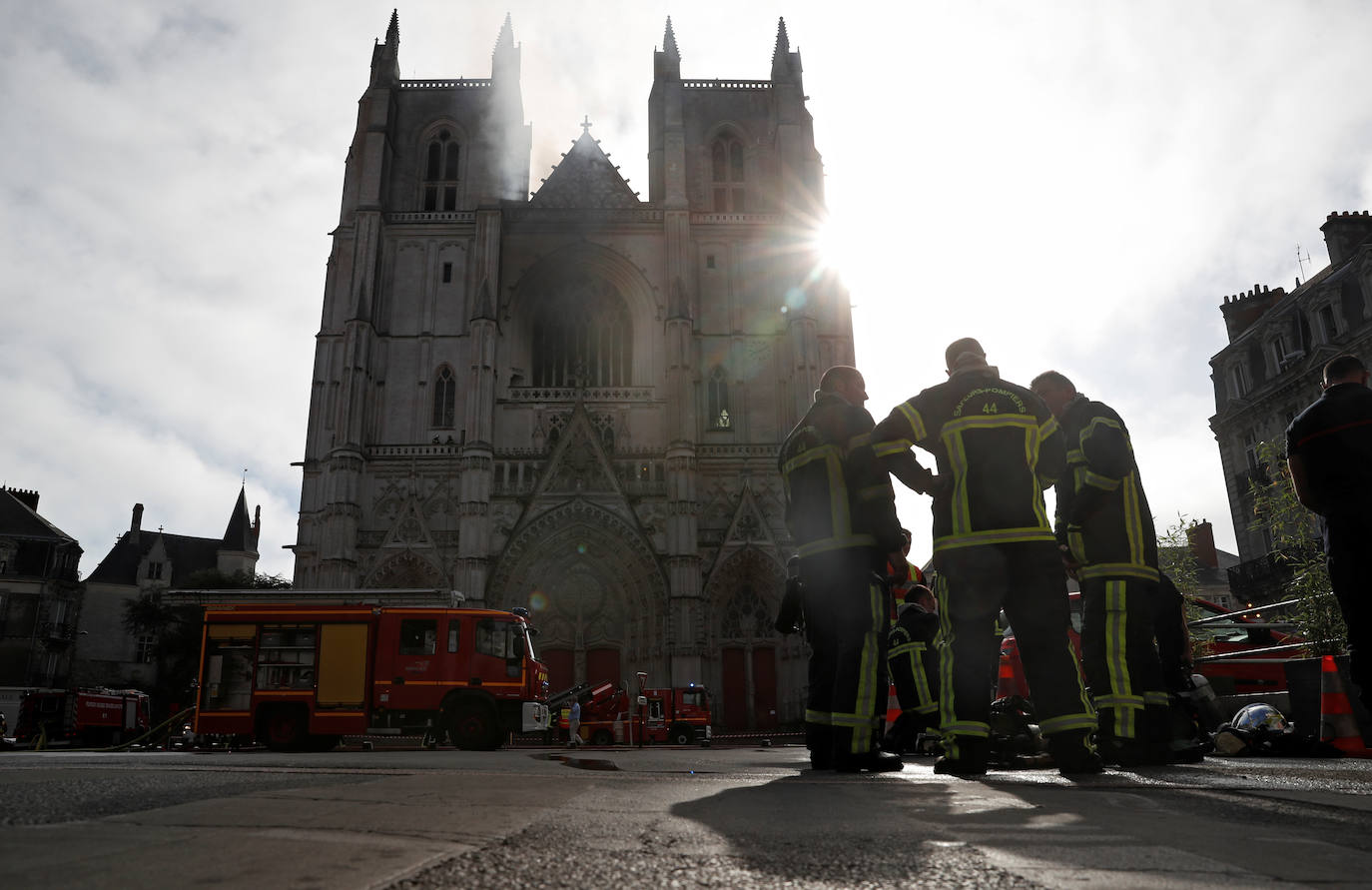 Decenas de bomberos trabajan para tratar de extinguir el fuego en la catedral de San Pedro y San Pablo, construida en el siglo XV