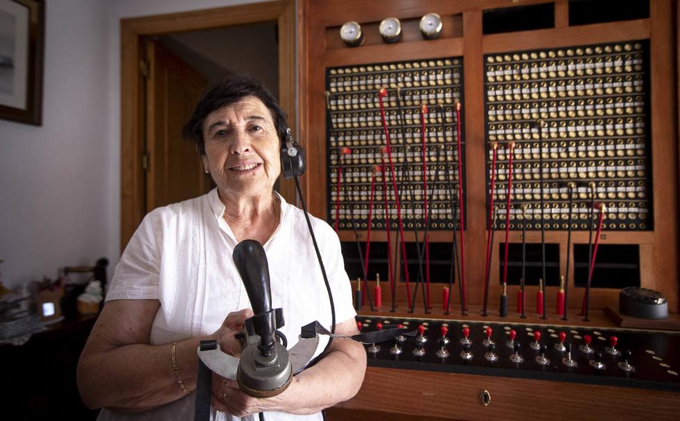 Magdalena Martín López, junto a la réplica de la centralita, colocada donde estaba hace 32 años, en su casa de Polopos.