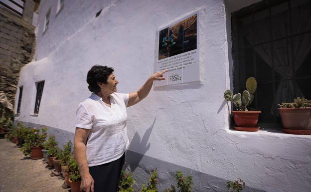 La placa, en la fachada de su casa. 