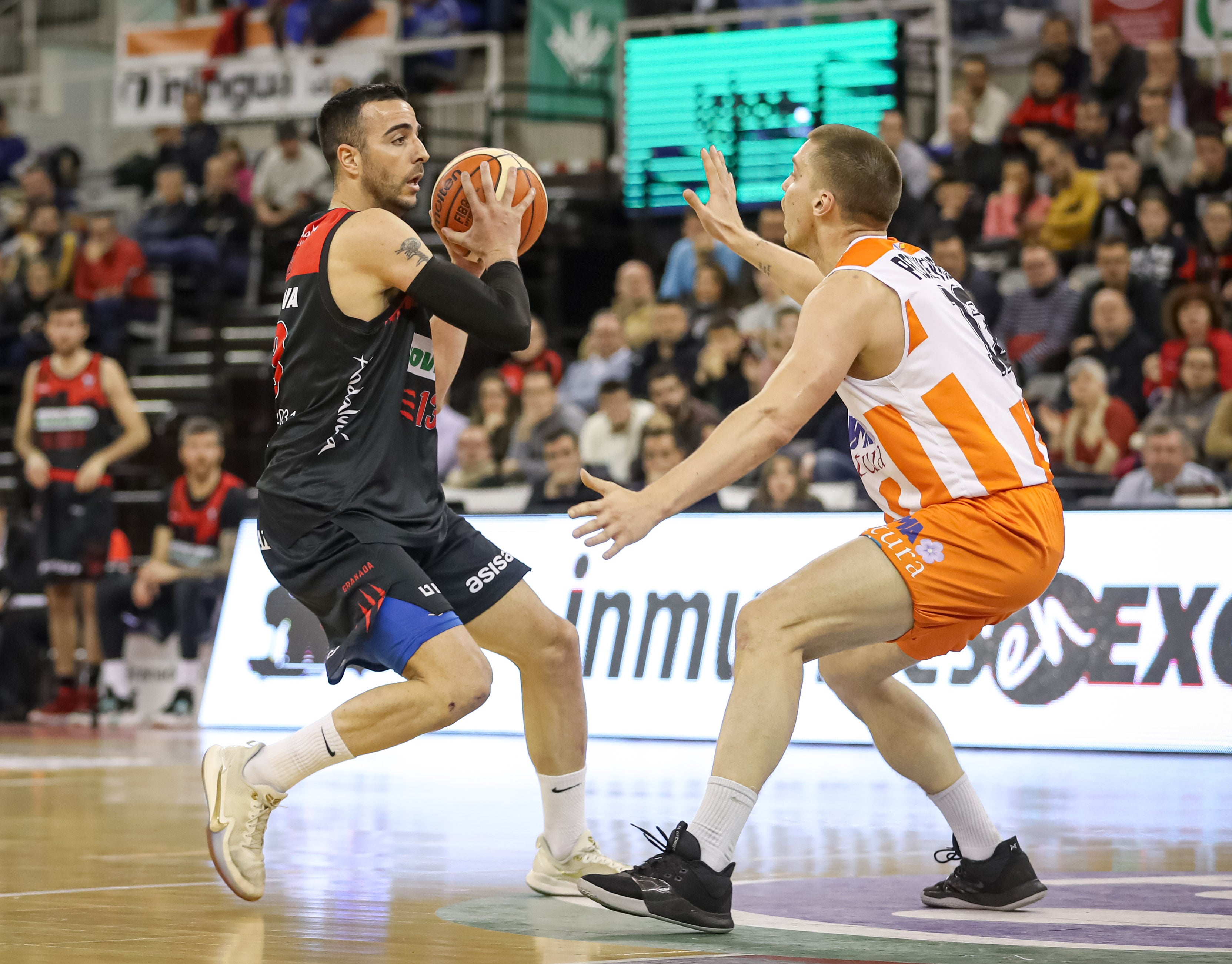 Alo Marín piensa la mejor opción de pase durante un ataque del Covirán. 