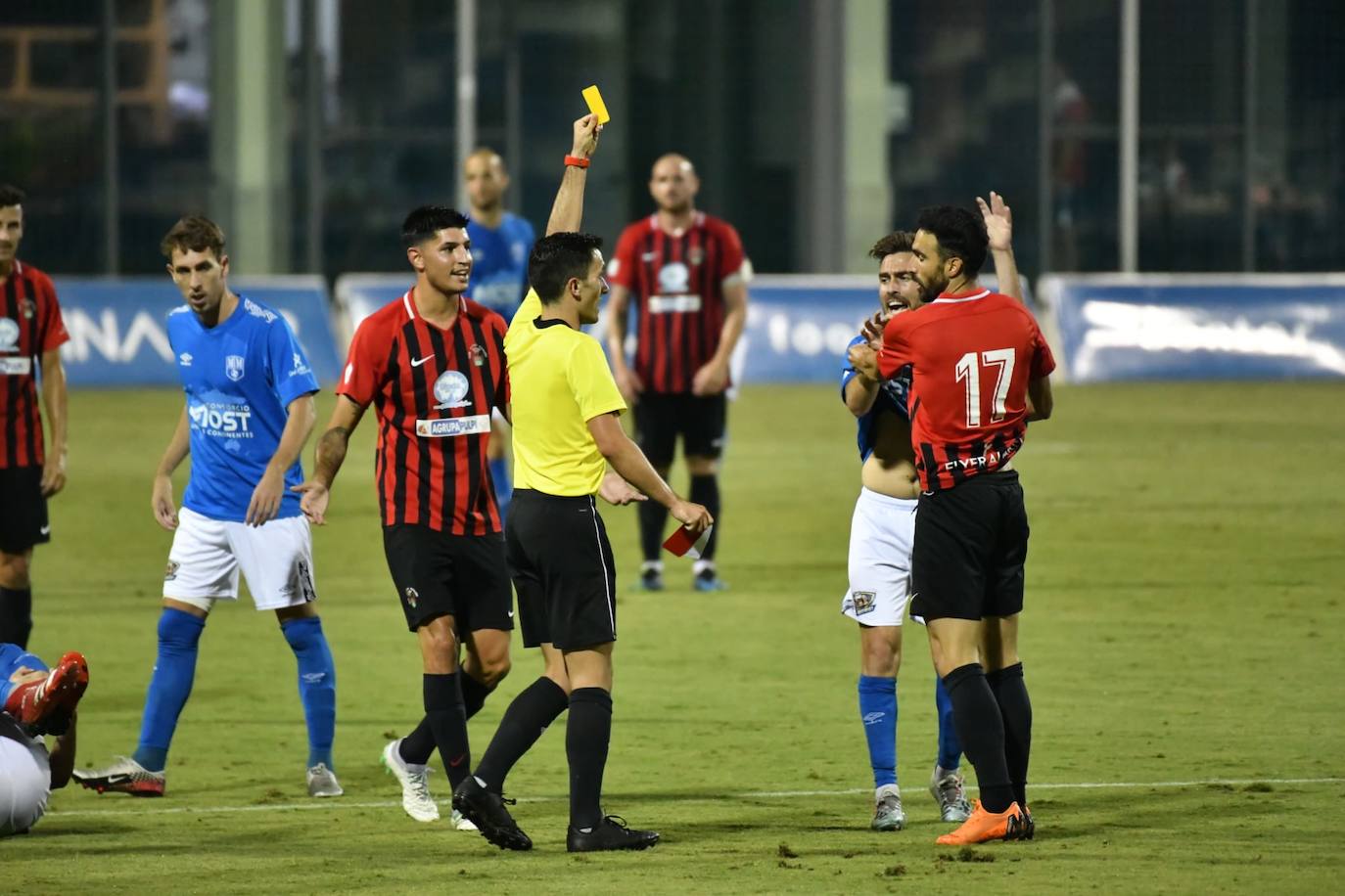 El árbitro, que se 'tragó' un penalti al Pulpileño, saca amarilla. 