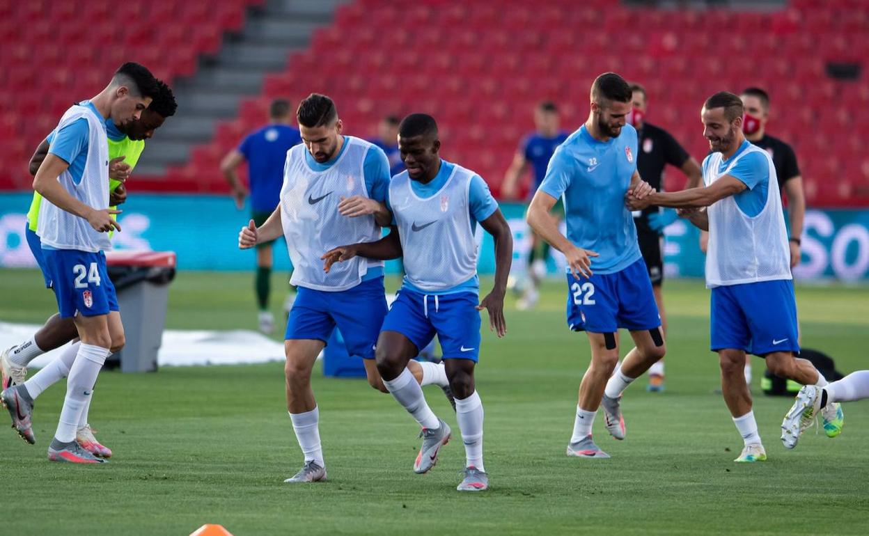 Ramón Azeez calienta junto a Antonio Puertas. 
