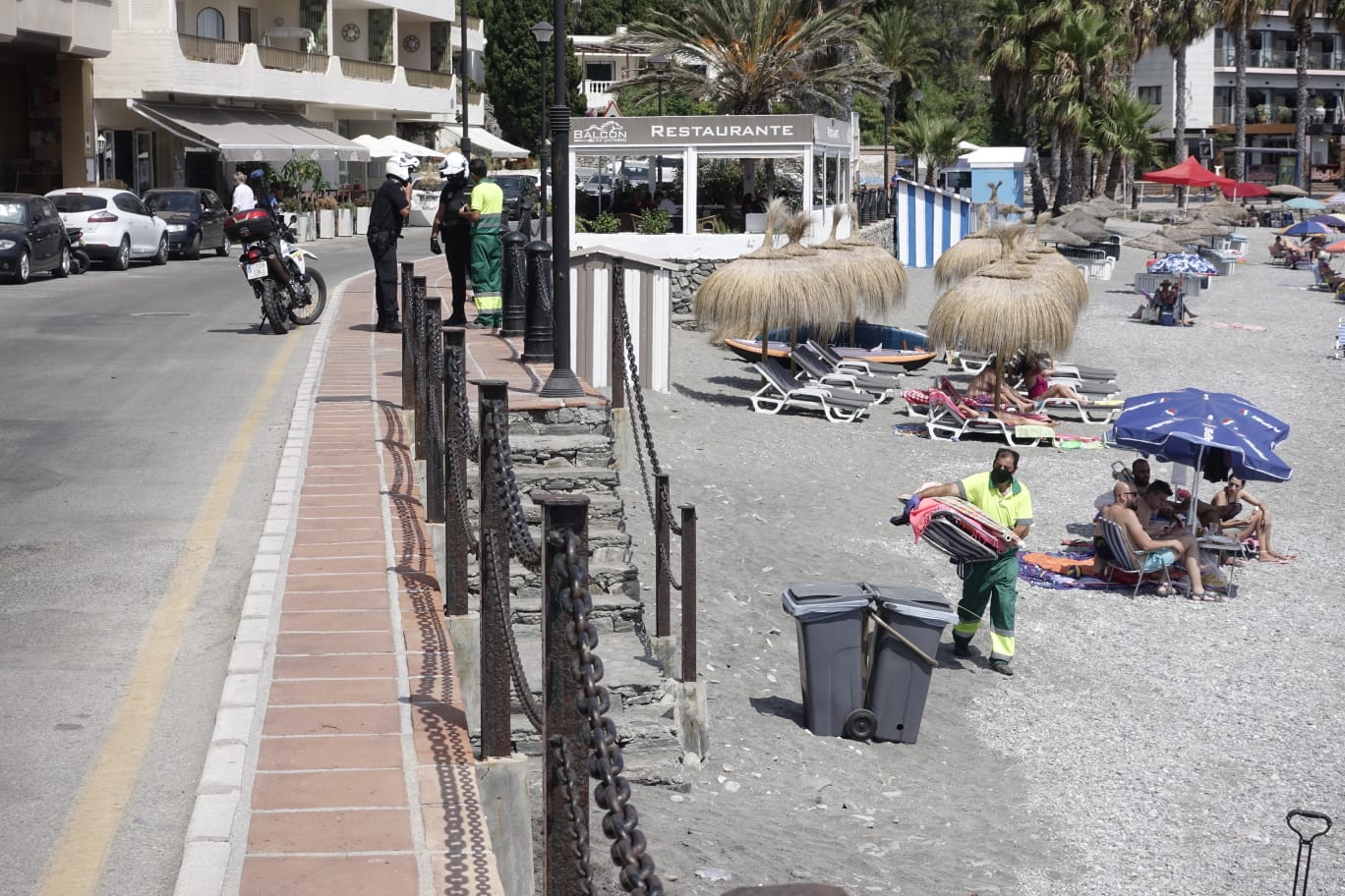 La Policía Local ha tenido que emplearse a fondo este domingo en la playa del Cotobro