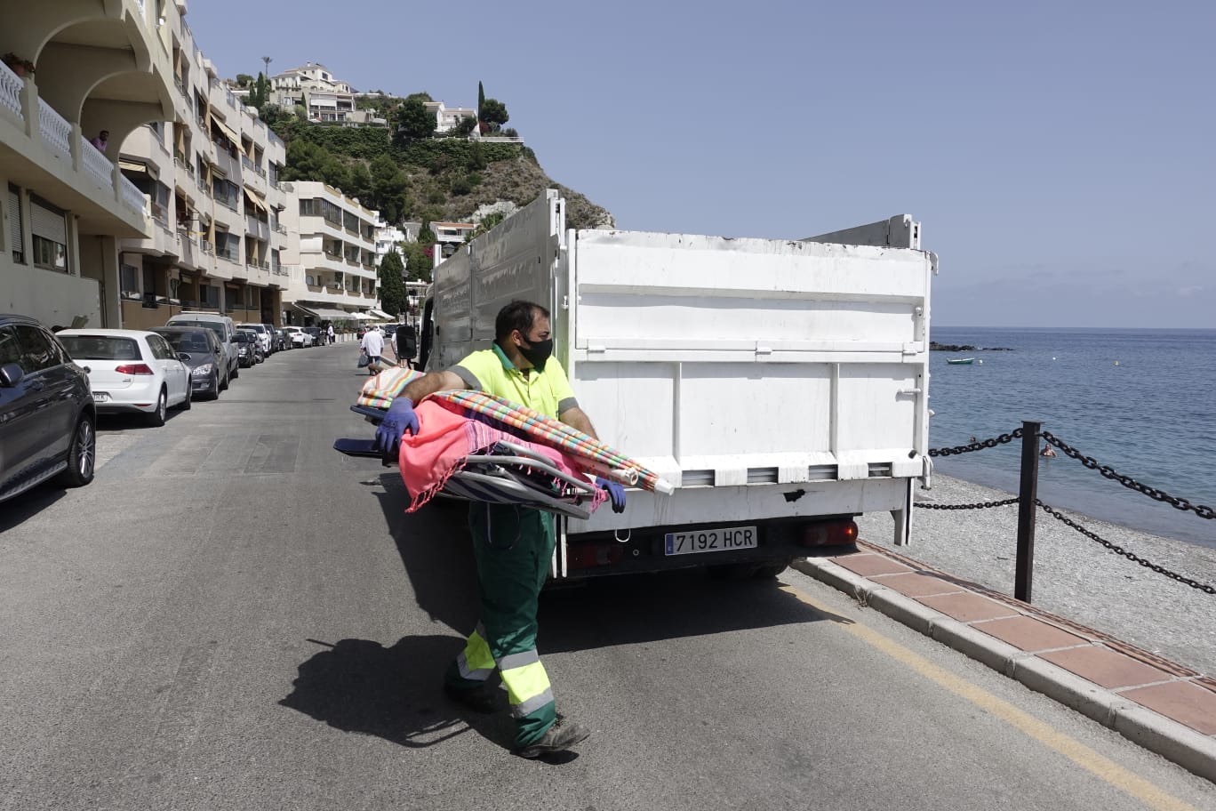La Policía Local ha tenido que emplearse a fondo este domingo en la playa del Cotobro