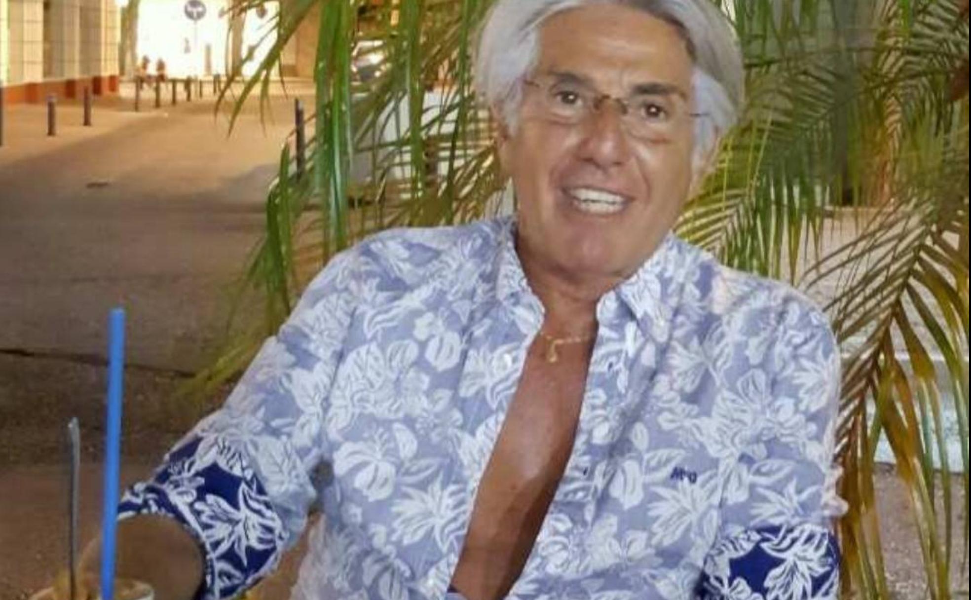 Tomás disfruta de un cóctel en una terraza de verano de Motril, el año pasado. 