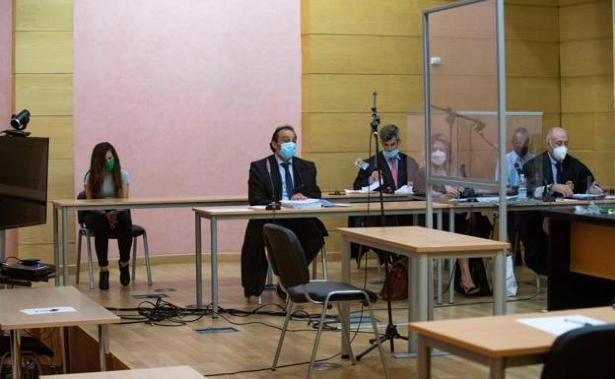 La madre (i) de la bebé hallada muerta en 2018 en un vertedero de Alhendín (Granada) y acusada junto a su padre, durante el juicio.