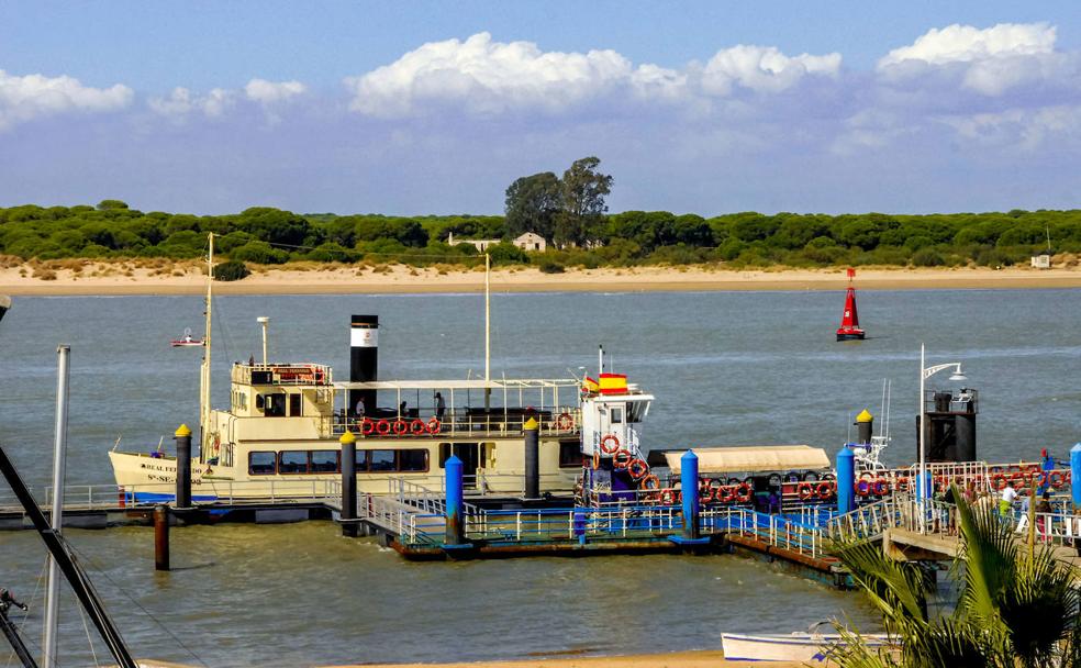 Estuario de sal y marisma en la otra orilla de Doñana 