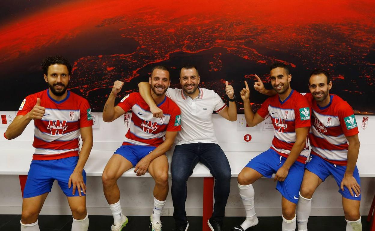 Diego Martínez y los capitanes Germán Sánchez, Roberto Soldado, Ángel Montoro y Víctor Díaz posan junto a un mapa de Europa en la sala de prensa. 