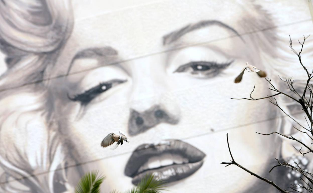 Un cartel gigante del rostro de Marylin Monroe.Afp