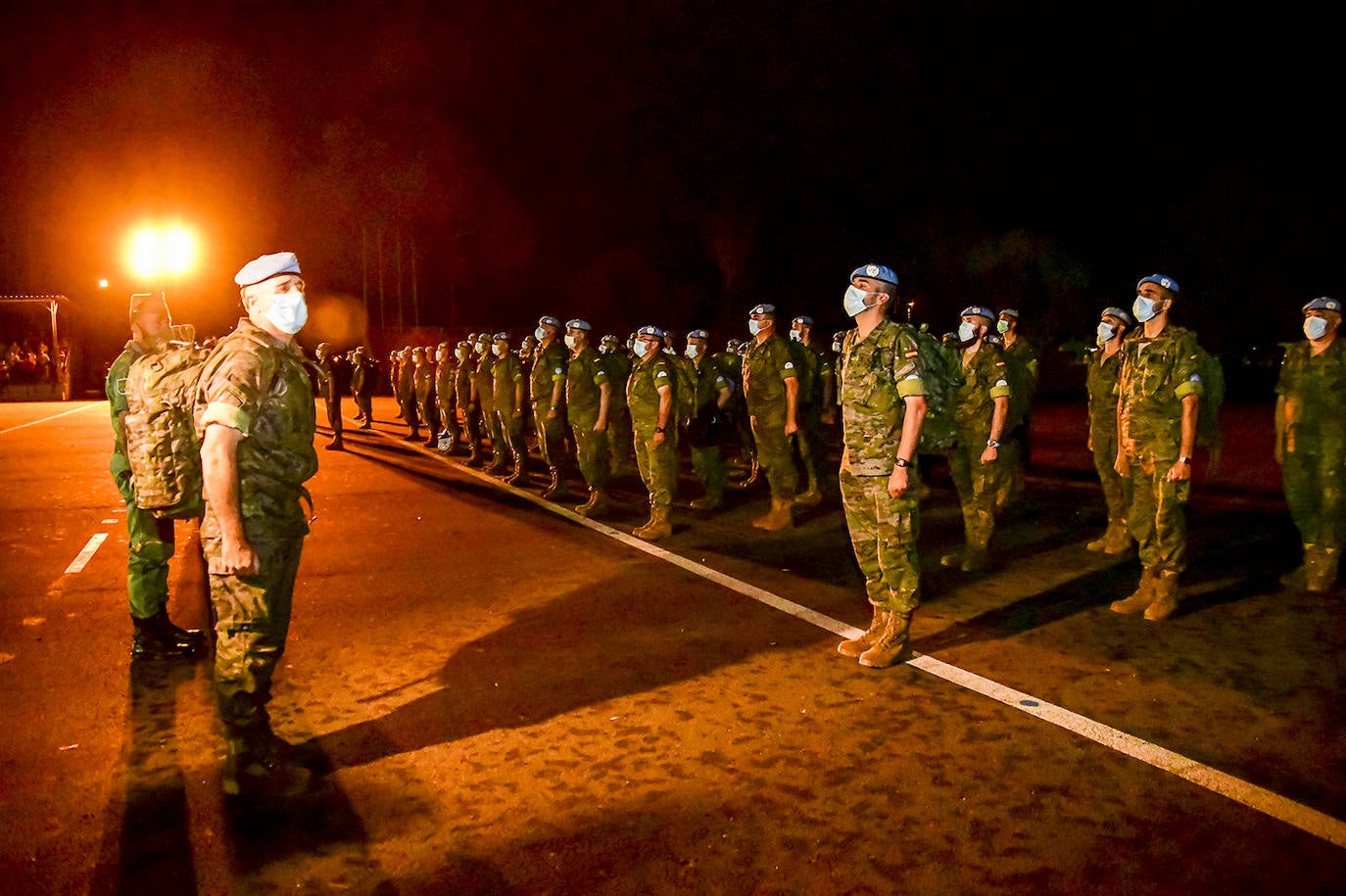 Cerca de 200 legionarios almerienses aterrizaron ayer en el Aeropuerto de El Alquián tras dar el relevo a los paracaidistas españoles para la misión del Líbano. 