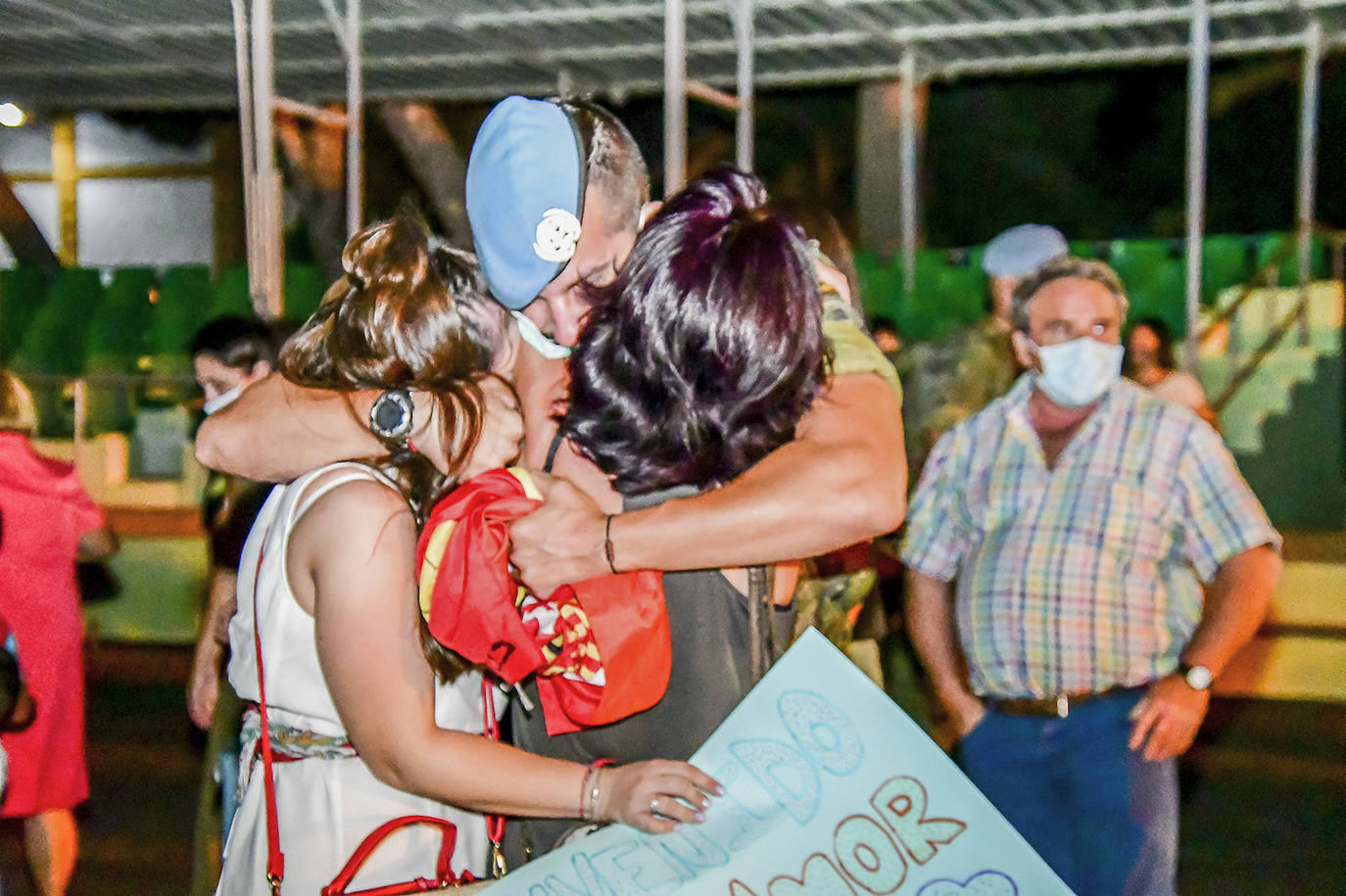 Cerca de 200 legionarios almerienses aterrizaron ayer en el Aeropuerto de El Alquián tras dar el relevo a los paracaidistas españoles para la misión del Líbano. 