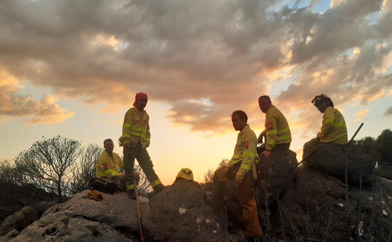 Equipos de trabajo para las labores de extinción del fuego en Quesada. 