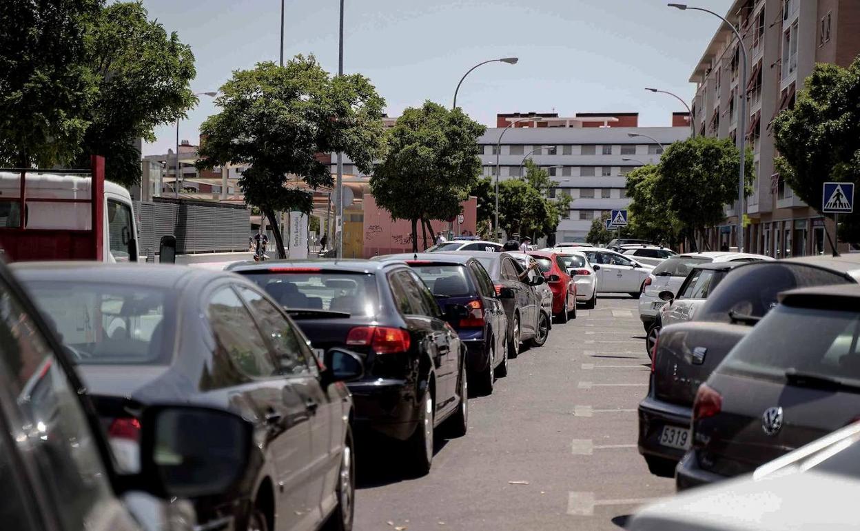 Colas de vehículos ante el centro de salud donde se realizan las pruebas.