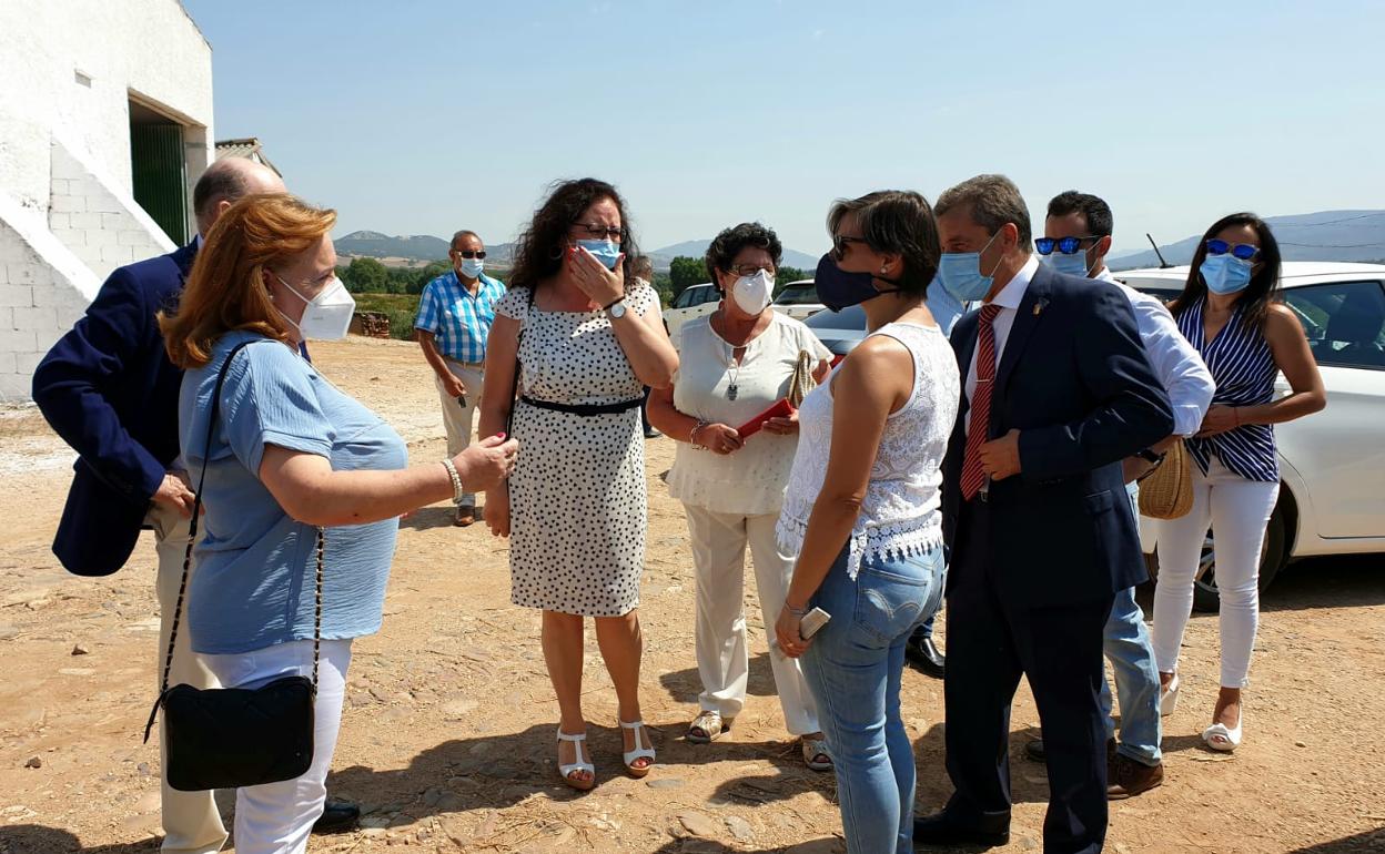 La delegada (mascarilla negra) visitó la finca que dará trabajo al municipio.