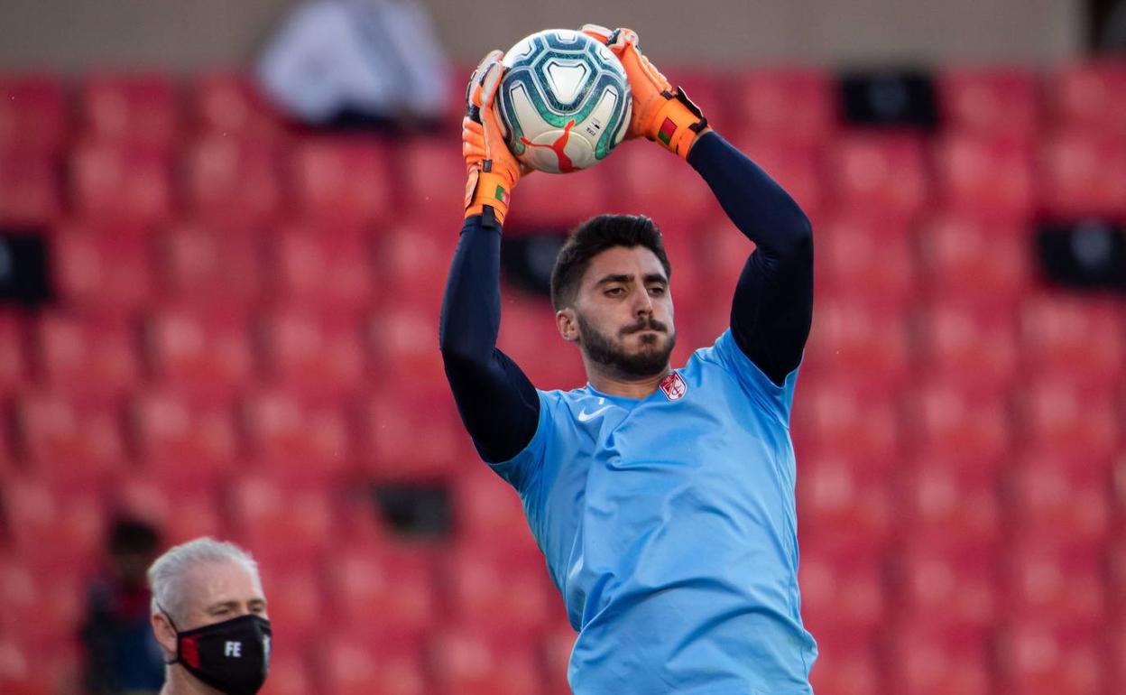 Rui Silva atrapa un balón en un calentamiento en Los Cármenes. 