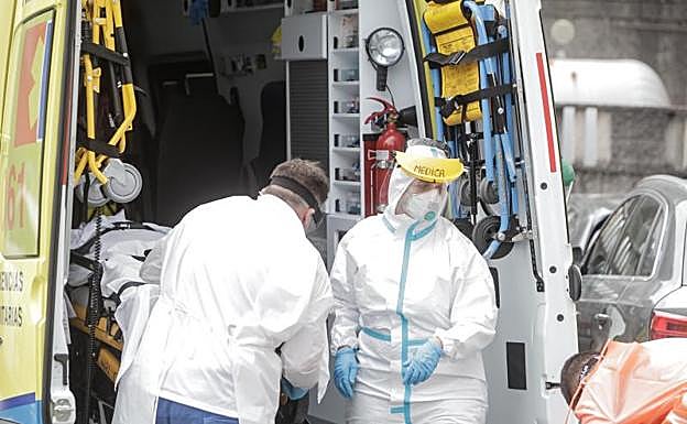 Un jugador del CF Fuenlabrada infectado de Covid-19 llega en ambulancia tras sentirse 'indispuesto' al Hospital Quirón. 