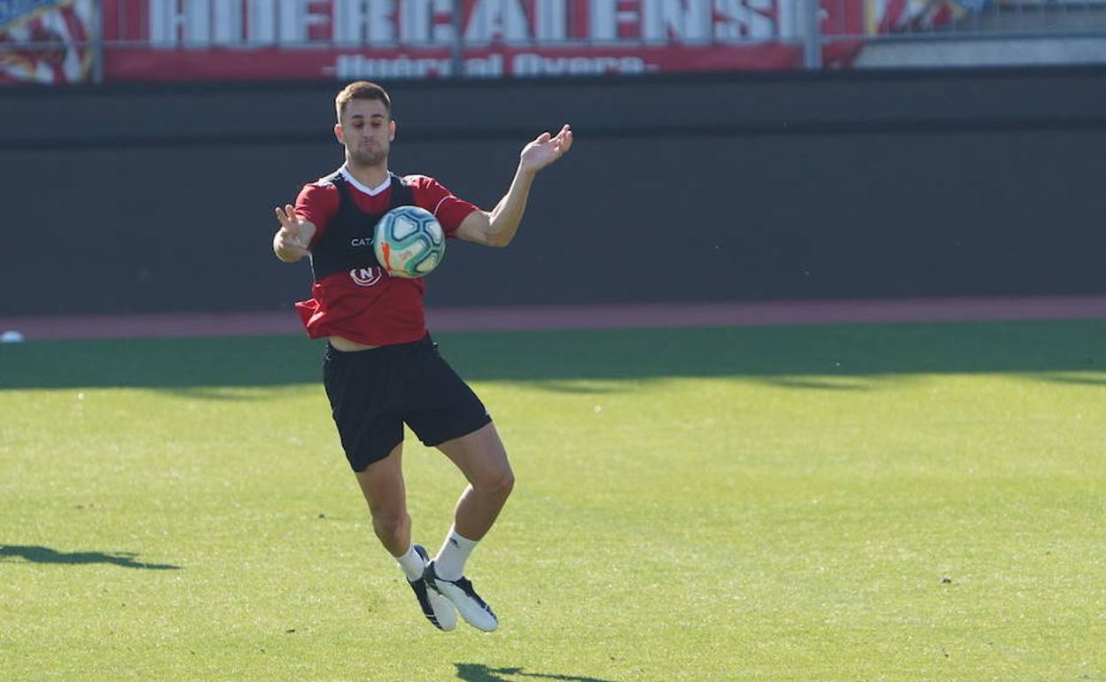 Iván Barbero, que se acomoda el balón, es partidario de un playoff por concentración. 