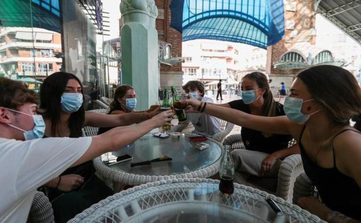 Las situaciones en las que la mascarilla no es obligatoria en la playa, el bar, la oficina y el coche