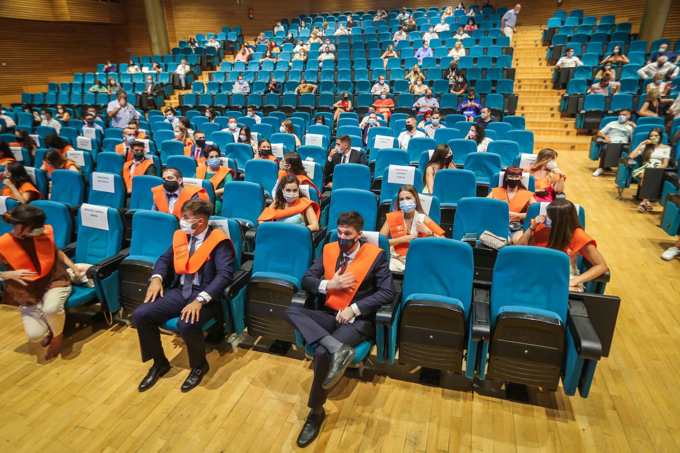 Fotos: Los recién egresados en Sociología celebran su ceremonia con medidas de seguridad