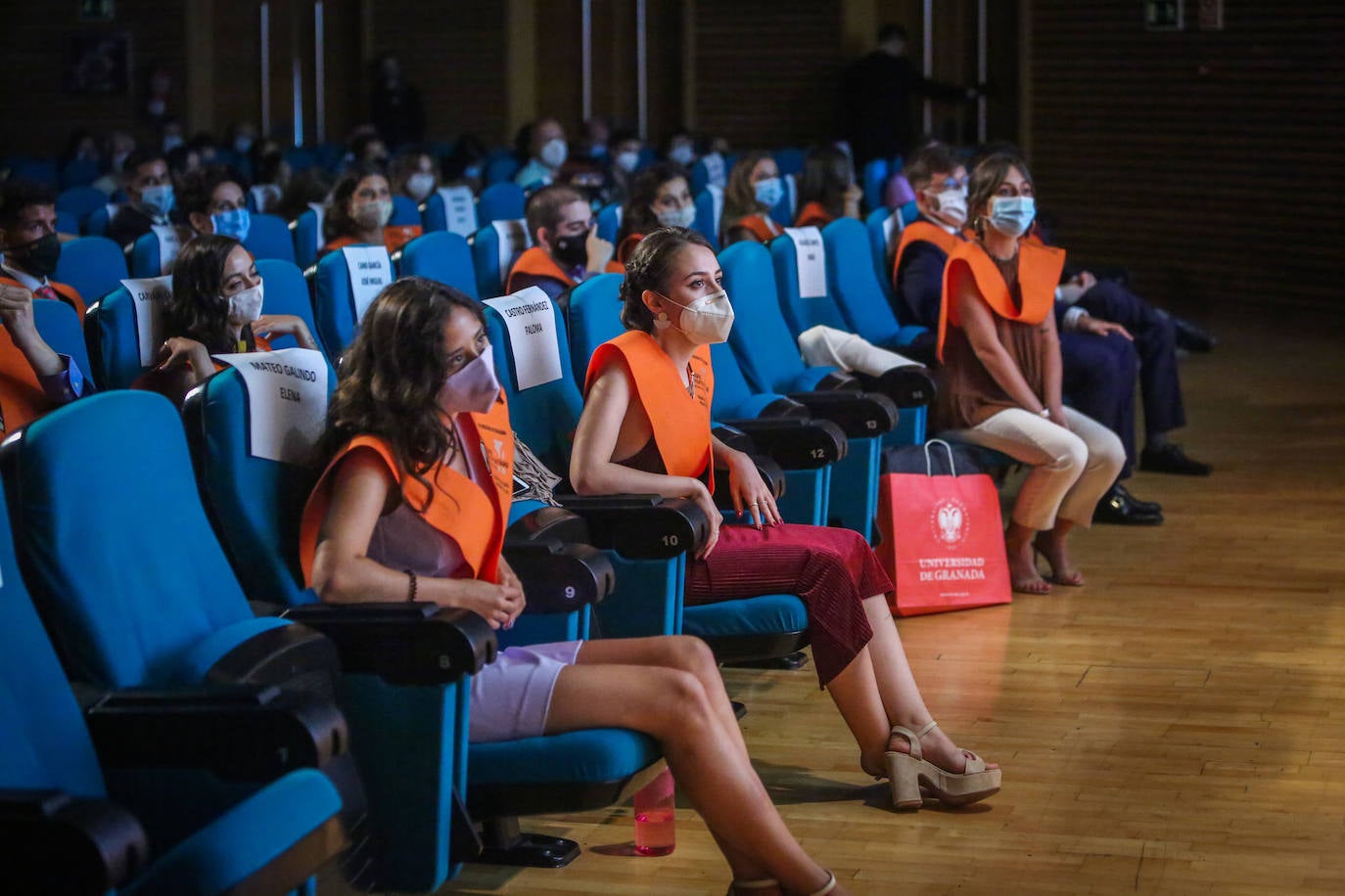 Fotos: Los recién egresados en Sociología celebran su ceremonia con medidas de seguridad