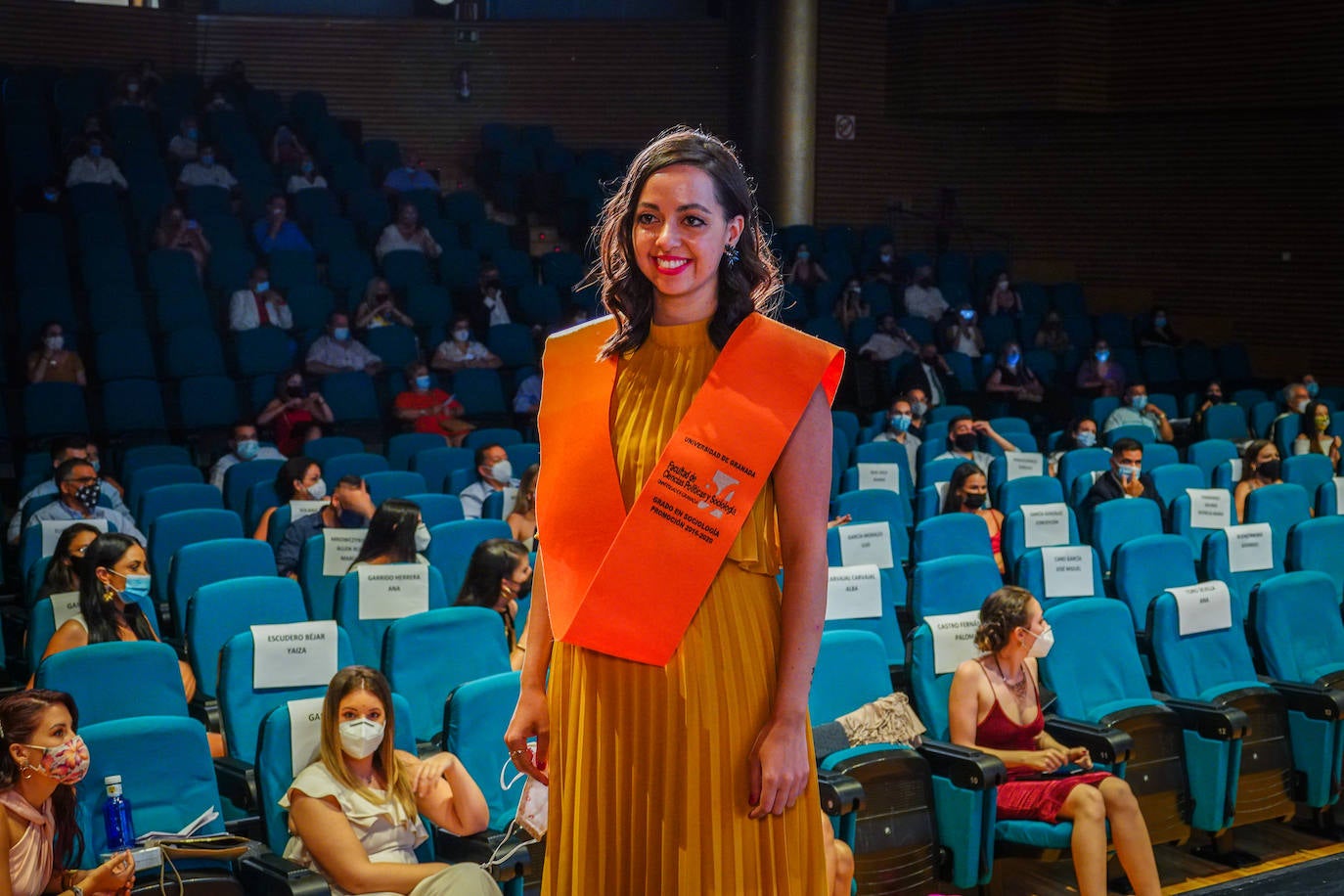 Fotos: Los recién egresados en Sociología celebran su ceremonia con medidas de seguridad