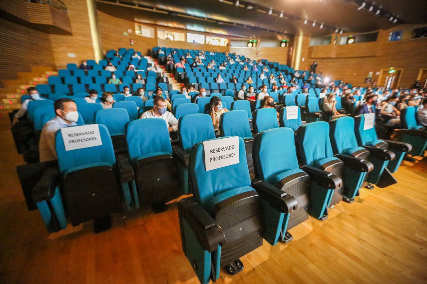 Fotos: Los recién egresados en Sociología celebran su ceremonia con medidas de seguridad