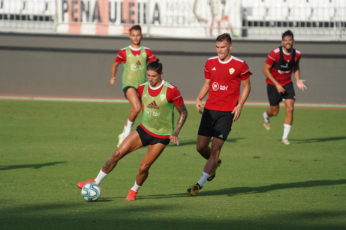 Fotos: Silva le cede los &#039;trastos&#039; a Fortes, que dirige la sesión del Almería