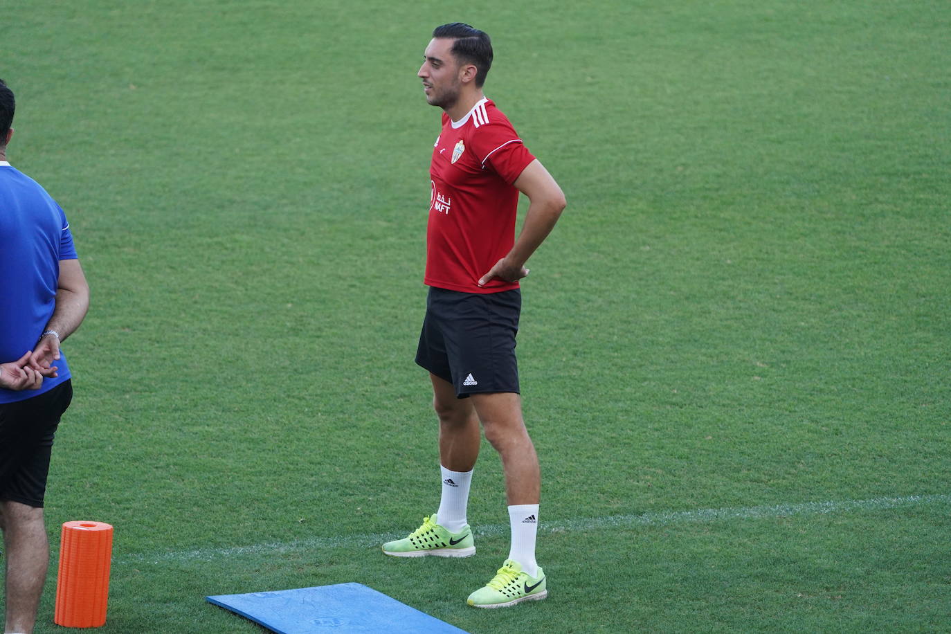 Fotos: Silva le cede los &#039;trastos&#039; a Fortes, que dirige la sesión del Almería