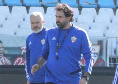 Imagen secundaria 1 - Arriba, José Gomes dirigiendo un partido de la Liga Nos. Abajo, Víctor Mañas y Jesús Muñoz. 