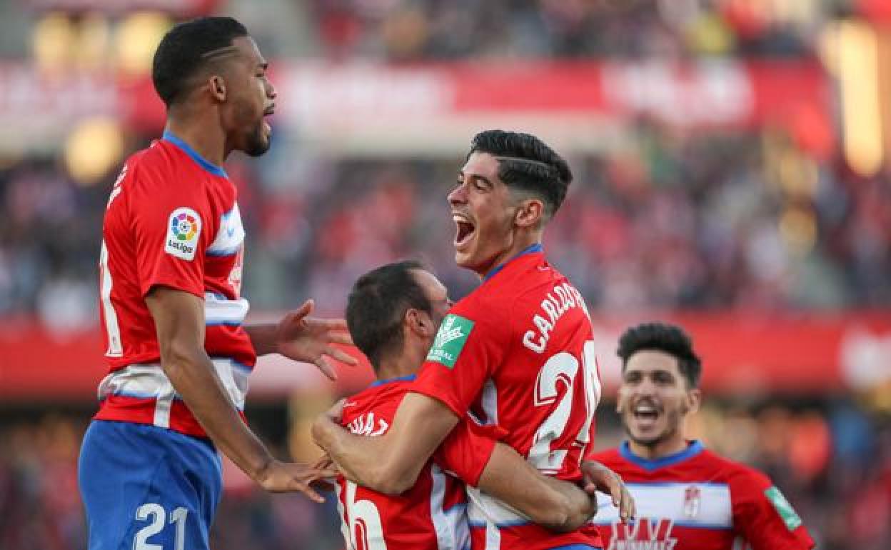 Yangel Herrera y Carlos Fernández celebran un gol con Víctor Díaz. 