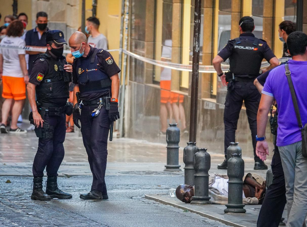 Fotos: Tiroteo en Granada: La Policía reduce a un hombre de nacionalidad extranjera junto a la Catedral