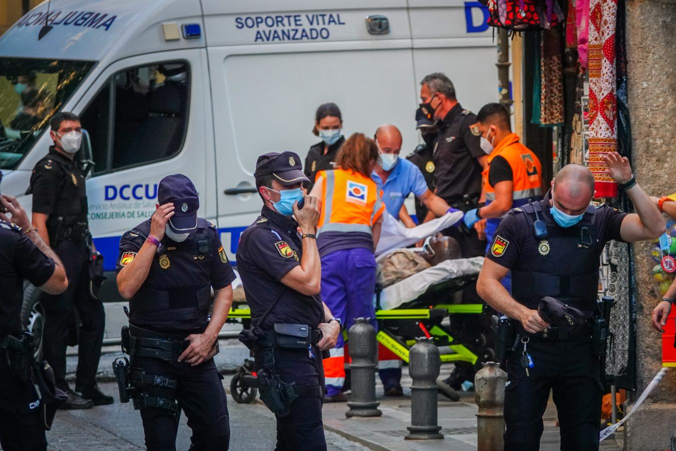 Fotos: Tiroteo en Granada: La Policía reduce a un hombre de nacionalidad extranjera junto a la Catedral