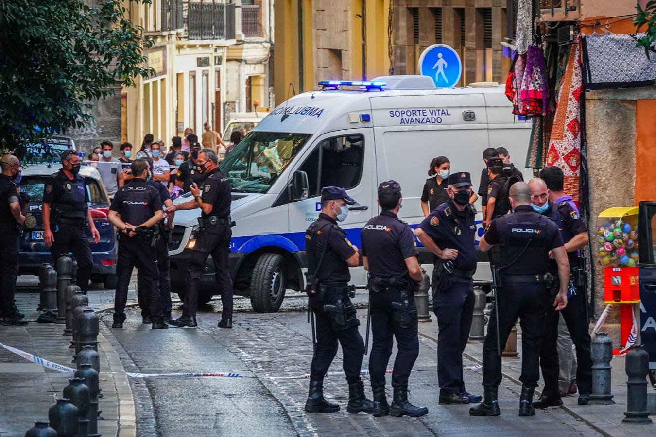 Fotos: Tiroteo en Granada: La Policía reduce a un hombre de nacionalidad extranjera junto a la Catedral