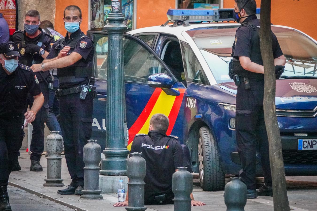 Fotos: Tiroteo en Granada: La Policía reduce a un hombre de nacionalidad extranjera junto a la Catedral