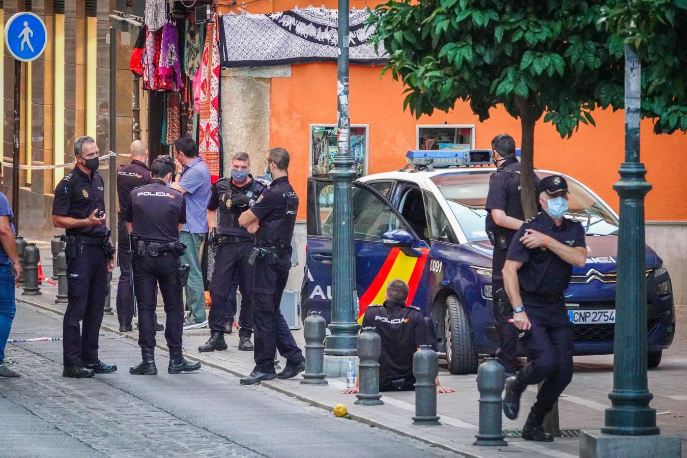 Fotos: Tiroteo en Granada: La Policía reduce a un hombre de nacionalidad extranjera junto a la Catedral