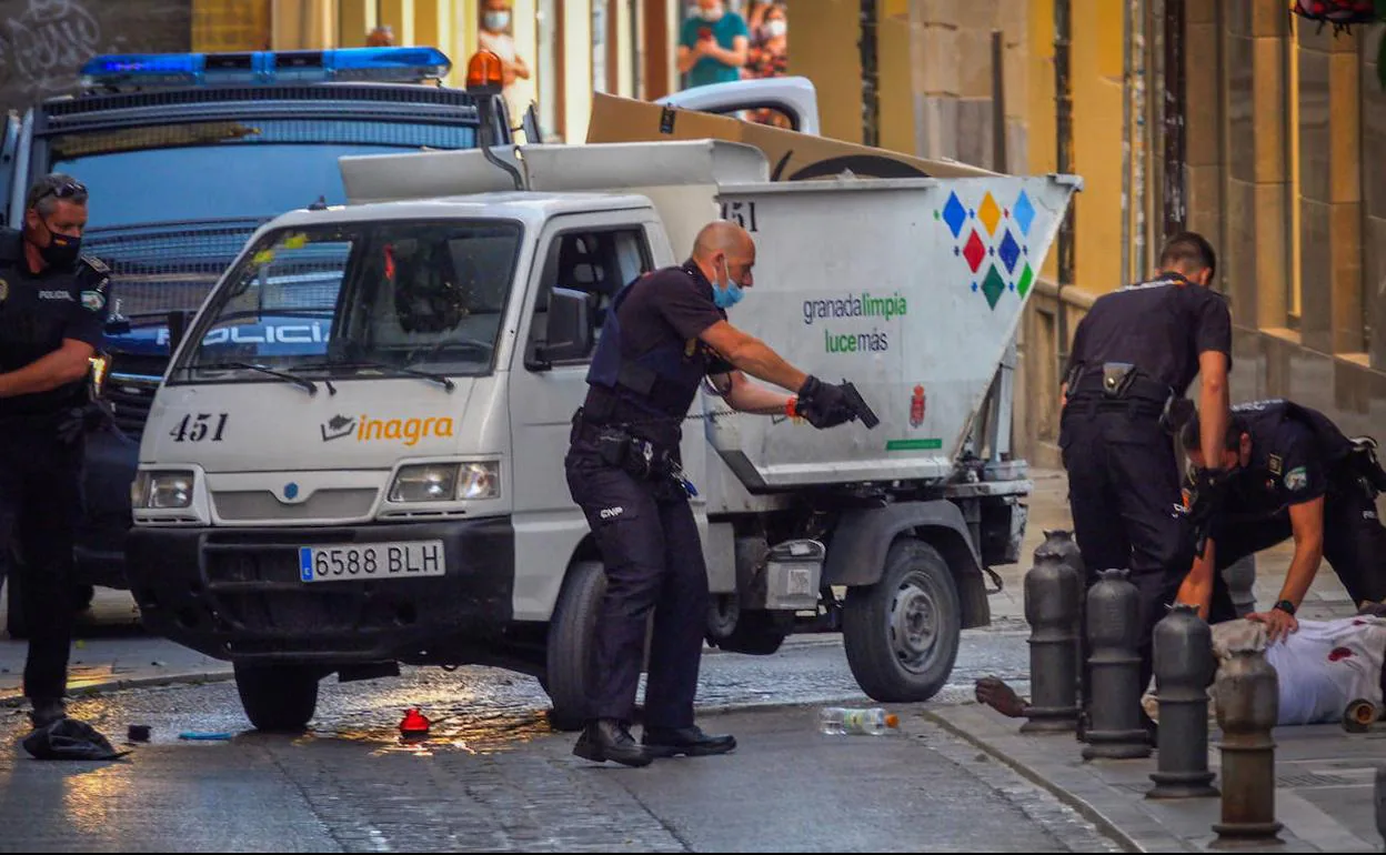 Granada | La Policía Reduce A Tiros A Un Hombre Que Le Quitó El Arma A ...