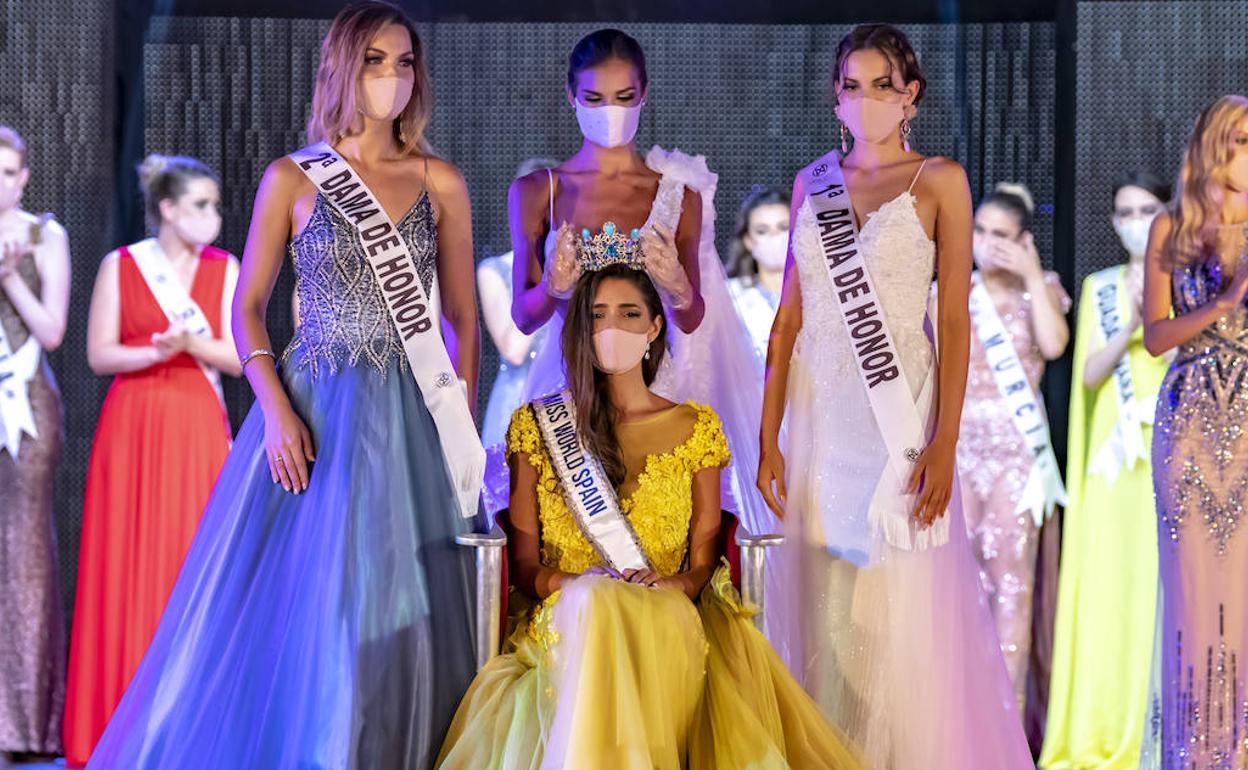 Momento de la coronación de Ana García.