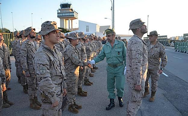 El general Martín Cabrero despide al segundo contingente de La Legión en el aeropuerto de Almería.