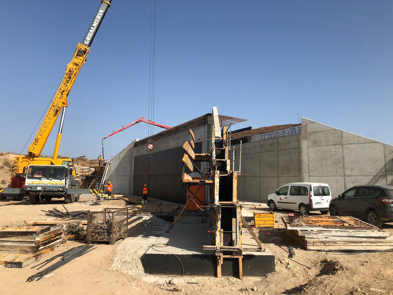 Visita a las obras del AVE entre Níjar y la capital, en donde los tajos comienzan ya con importantes obras civiles para el tendido de viaductos y la ejecución de pasos inferiores y vías de desagüe. 