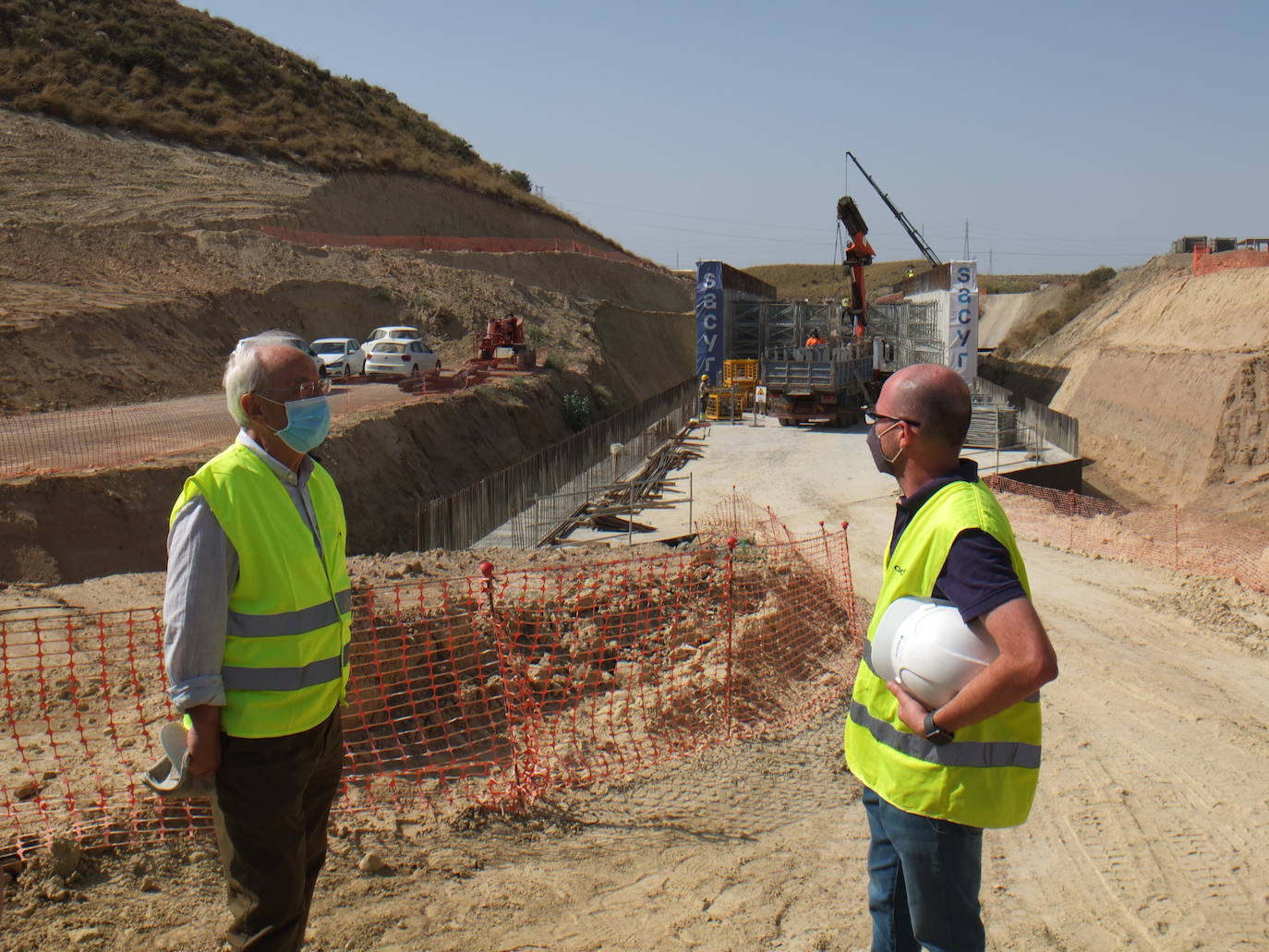 Visita a las obras del AVE entre Níjar y la capital, en donde los tajos comienzan ya con importantes obras civiles para el tendido de viaductos y la ejecución de pasos inferiores y vías de desagüe. 