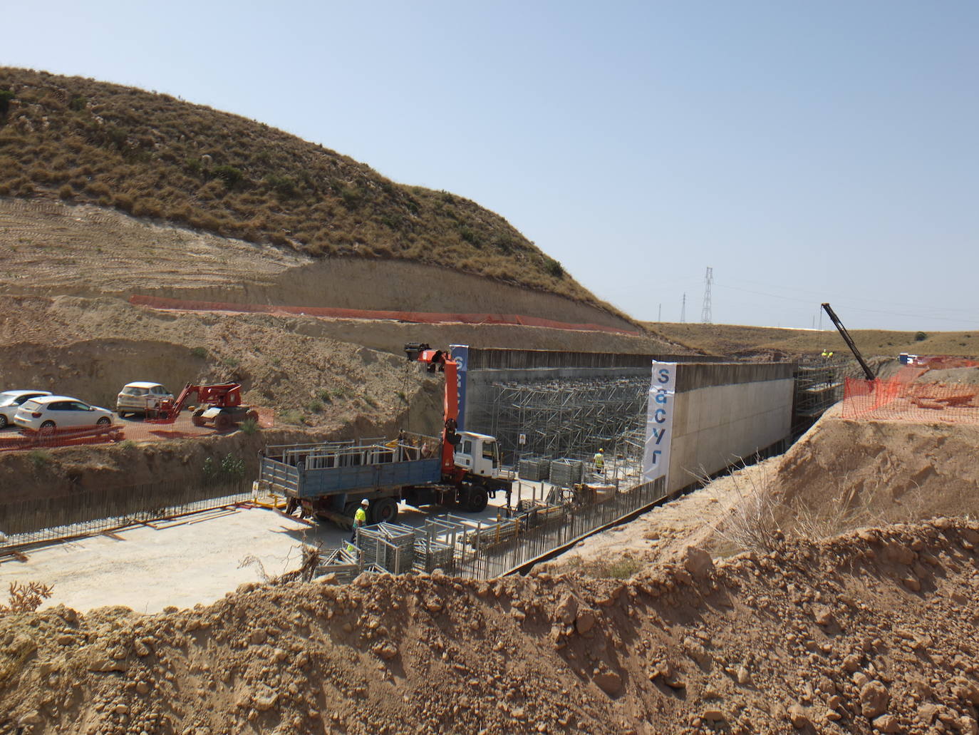 Visita a las obras del AVE entre Níjar y la capital, en donde los tajos comienzan ya con importantes obras civiles para el tendido de viaductos y la ejecución de pasos inferiores y vías de desagüe. 