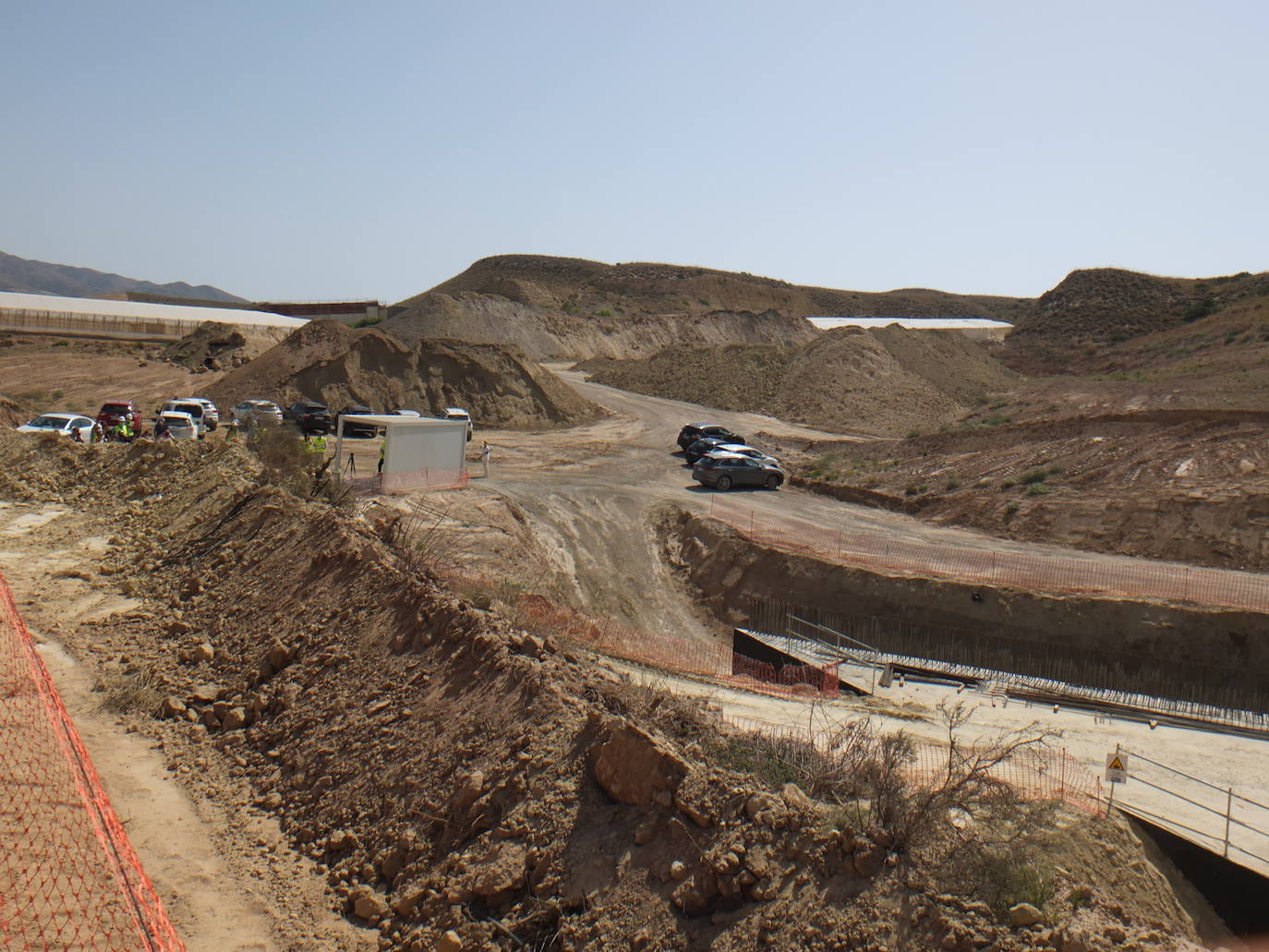 Visita a las obras del AVE entre Níjar y la capital, en donde los tajos comienzan ya con importantes obras civiles para el tendido de viaductos y la ejecución de pasos inferiores y vías de desagüe. 