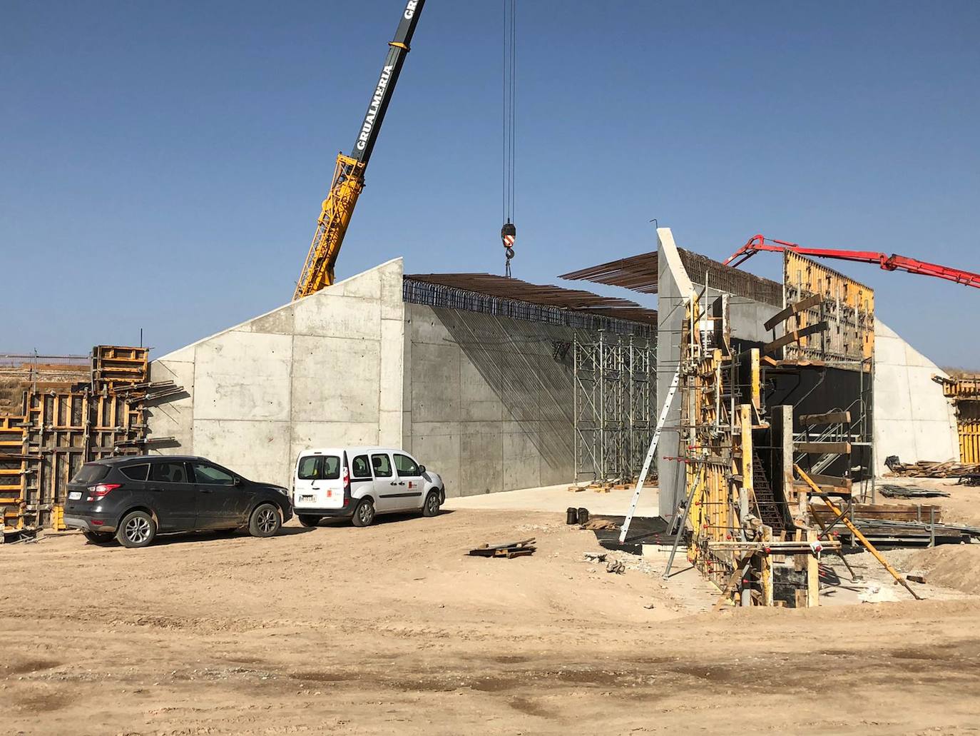 Visita a las obras del AVE entre Níjar y la capital, en donde los tajos comienzan ya con importantes obras civiles para el tendido de viaductos y la ejecución de pasos inferiores y vías de desagüe. 