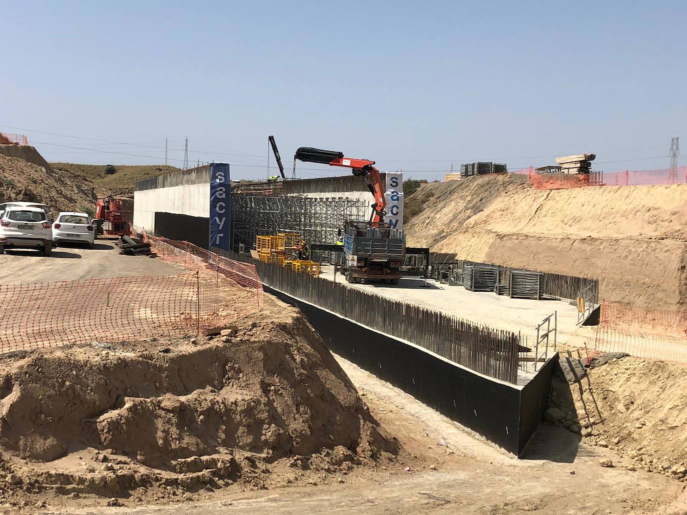 Visita a las obras del AVE entre Níjar y la capital, en donde los tajos comienzan ya con importantes obras civiles para el tendido de viaductos y la ejecución de pasos inferiores y vías de desagüe. 