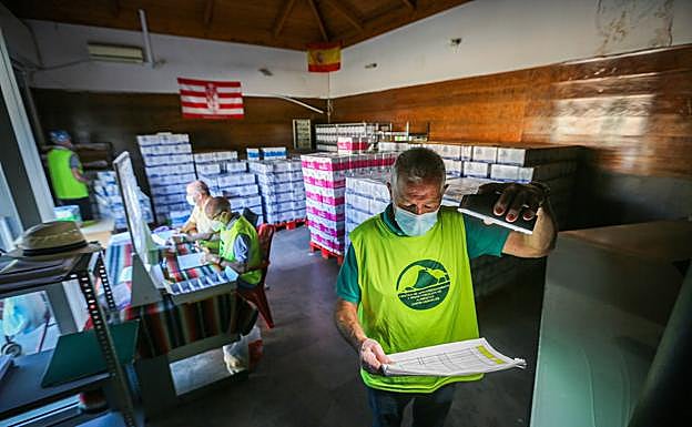 Al kiosco bar sólo entra la luz natural por la puerta, por lo que la mayor parte de la caseta queda en penumbra.