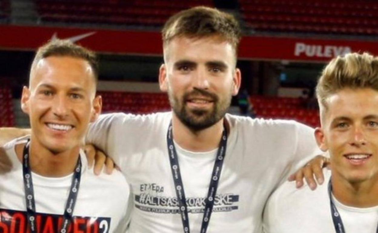 Unai Etxebarria, en el centro de la imagen con la camiseta de la polémica. 